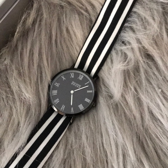 Watch! - Picture 2 of 3